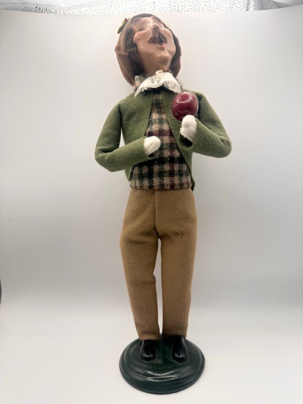 Byers' Choice Ltd Vintage Carolers Traditional Adult 2003 Male Figurine Apple